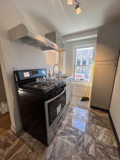 Quincy Spacious Townhouse-Style 3 Beds 2 Baths in Quincy Center  Quincy Center - $4,500
